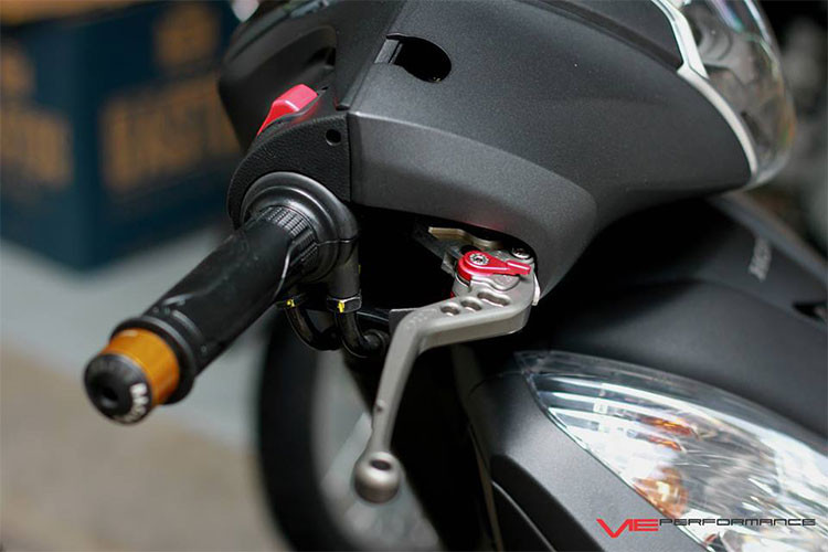 Ở ngoại hình, chiếc xe đã được thay dàn áo với màu đen nhám cá tính hơn so với nguyên bản. Dàn đầu của chiếc xe tay ga đắt tiền này cũng đã được trang bị tay thắng CRG tích hợp khả năng tăng đưa 6 số.