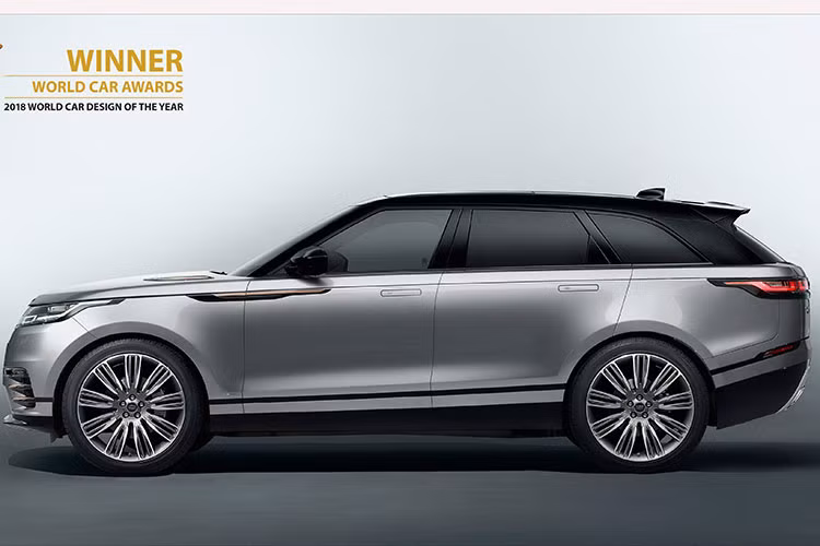 Phía sau đuôi xe với thiết kế dạng bo tròn mềm mại mang đến sự tao nhã hơn so với thiết kế kiểu vuông vức lâu nay. Xe sở hữu kích thước dài 4.803 mm, rộng 1.930 mm, cao 1.665 mm và chiều dài cơ sở 2.784 mm, Velar được xếp giữa hai "người anh em" Evoque và Range Rover Sport.