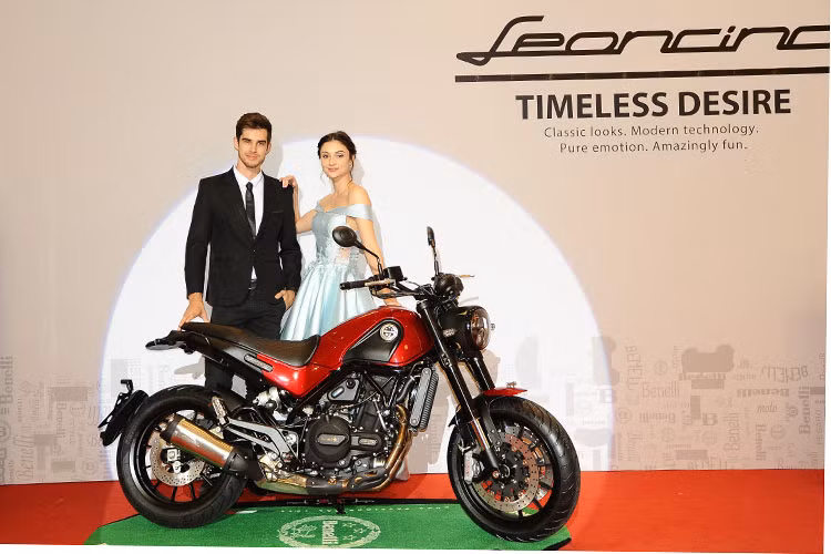 Theo đại diện thương hiệu Benelli tại Việt Nam cho biết, dòng xe môtô Benelli Leoncino được Benelli hoàn thiện dây chuyền sản xuất hàng loạt và giới thiệu lần đầu tiên vào năm 1951. Trong 11 năm tiếp theo, hãng xe máy Benelli đã sản xuất 13 mẫu Leoncino khác nhau và đạt doanh số 72.000 xe.