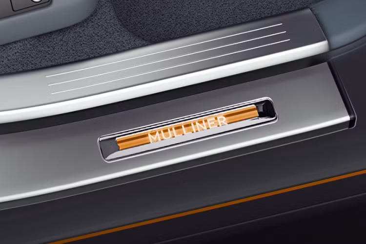 Các chi tiết cản trước và đường viền quanh xe được thiết kế với màu sắc bắt mắt. Vào ban đêm, đèn led phía dưới cánh cửa phản chiếu cụm từ 'Mulliner' trên mặt đất khi khách hàng mở cửa xe. Đối với Flying Spur W12 S bản đặc biệt, ngoại thất được nhấn mạnh từ đèn pha đến lưới tản nhiệt thiết kế đánh bóng tối sáng, tạo nên một vẻ đẹp ấn tượng.