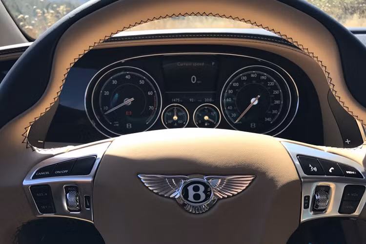 Trên mẫu xe siêu sang bản đặc biệt giới hạn này, các phụ kiện cũng được cá nhân hóa đều được trang trí bằng chỉ khâu đối màu, tạo nên không gian với 3 tông màu chủ đạo. Ngoài ra, gỗ ốp trên mặt táp lô hay bảng điều khiển trung tâm đều được hoàn thiện bởi loại gỗ Piano Black.