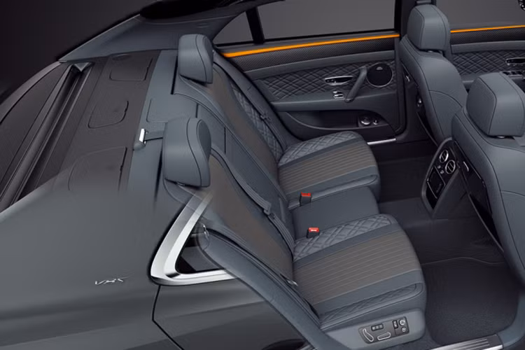 Bên trong nội thất, ghế da của xe được đục lỗ thông hơi, thiết kế chủ đạo tông màu đậm tạo sự tương phản cho những chiếc siêu xe. Tất cả chi tiết da trên ghế ngồi, kể cả phần da trên cánh cửa xe, đều được các nghệ nhân thêu hình dáng quả trám mang đậm phong cách Mulliner.