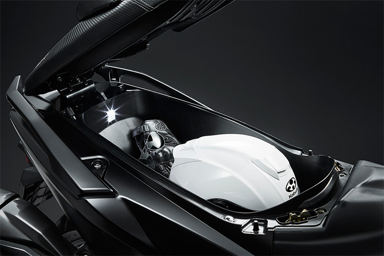 Cánh chắn gió trên cao xe được thiết kế lớn và ấn tượng, cặp đèn xi-nhan tích hợp ở cánh yếm trước của xe. Kính chắn gió của siêu xe tay ga này cũng được thiết kế lớn. Yên xe của AK550 to bản, thoải mái cho hai người ngồi khi sử dụng trên những hành trình dài.