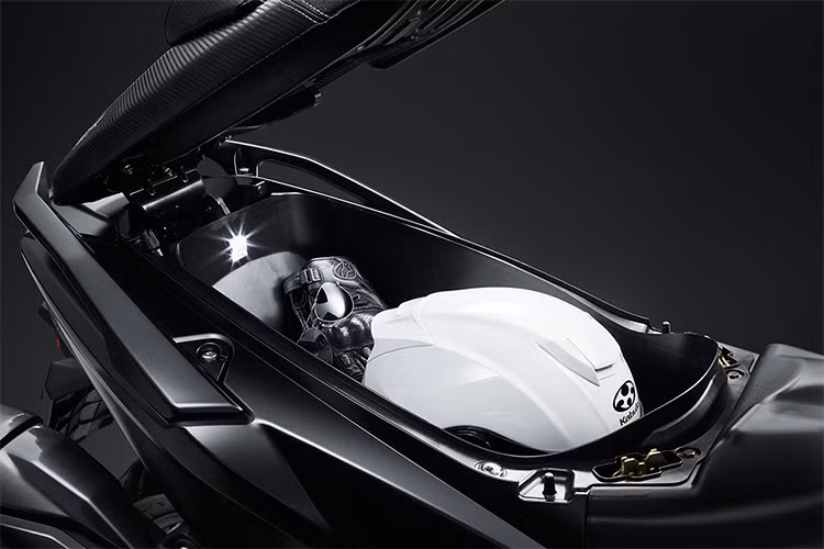 Cánh chắn gió trên cao xe được thiết kế lớn và ấn tượng, cặp đèn xi-nhan tích hợp ở cánh yếm trước của xe. Kính chắn gió của siêu xe tay ga này cũng được thiết kế lớn. Yên xe của AK550 to bản, thoải mái cho hai người ngồi khi sử dụng trên những hành trình dài.