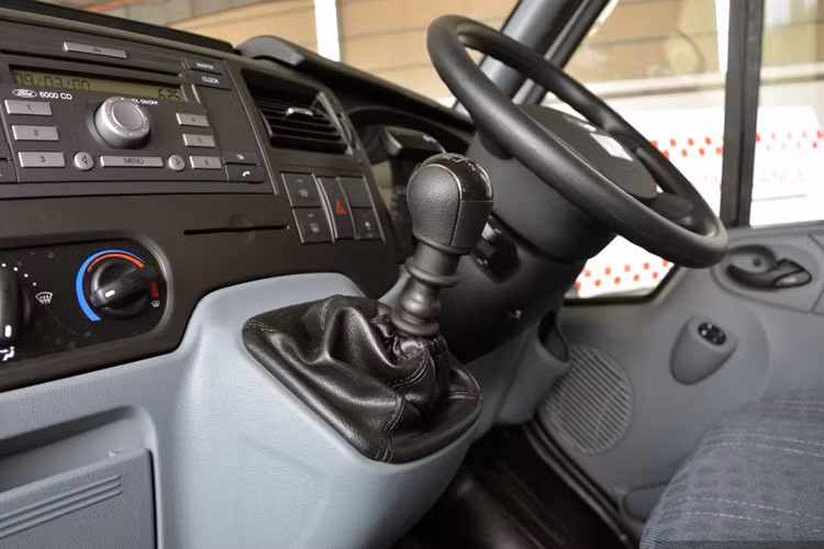 Chưa hết, hãng xe Mỹ còn cải tiến để giảm tiếng ồn lọt vào bên trong Transit 14 chỗ mới. Bên cạnh đó là hàng loạt giải pháp chứa đồ tiện dụng trong xe như ngăn cỡ lớn dưới ghế phụ lái phía trước, những ngăn chứa đồ trên mặt cửa có thể vừa với bìa kẹp cỡ A4 và chai nước 2 lít.