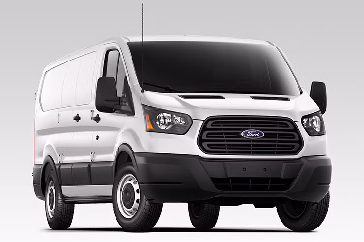 Đây là phiên bản Ford Transit mới, thế hệ thứ 5 của dòng xe này từng ra mắt vào năm 2014. Về tổng thể, Transit mới không có nhiều thay đổi so với phiên bản hiện hành ngoại trừ lưới tản nhiệt và bảng điều khiển trung tâm thiết kế mới.
