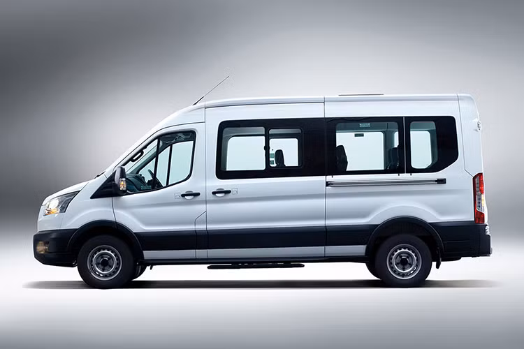 Về thiết kế, Ford Transit 14 chỗ mới được trang bị đầu xe khác biệt với lưới tản nhiệt hình thang. Bên cạnh đó, xe cũng có kích thước dài hơn, rộng hơn và cao hơn so với phiên bản cũ - mang tới khoang hành khách rộng rãi, thoải mái hơn.