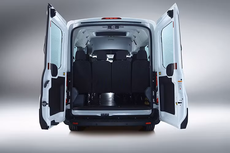 Ngoài các cải tiến mới ở khoang lái và hành khách, xe được trang bị hệ thống túi khí kép phía trước; hệ thống ABS, ESP, Hill Launch Assist; hệ thống hỗ trợ phanh khẩn cấp, dây đai an toàn 3 điểm dành cho tất cả các ghế ngồi, cửa ra vào đóng mở tự động.