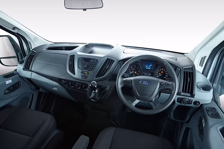 Thiết kế nội thất của Transit 14 chỗ sẽ tạo cảm giác quen thuộc với những người từng dùng xe du lịch Ford. Ngoài ra, theo hãng Ford, ghế lái của Transit 14 chỗ sẽ tạo cảm giác thoải mái hơn cho các tài xế nhờ hệ thống vô lăng cải tiến mới.