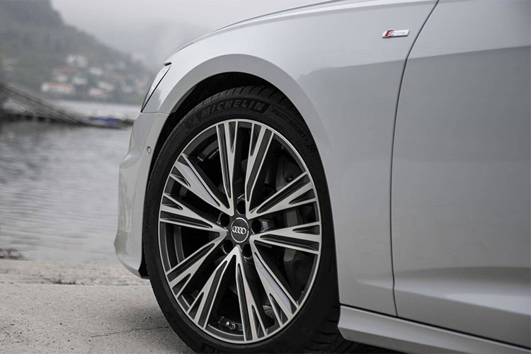 Không chỉ đột phá về thiết kế, thế hệ mới A6 còn có không gian nội thất rộng rãi hơn và tích hợp nhiều công nghệ an toàn, hỗ trợ lái xe.