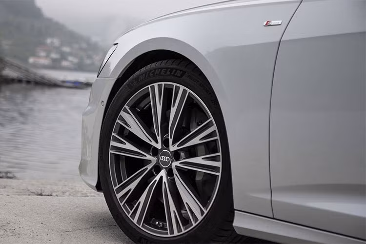 Không chỉ đột phá về thiết kế, thế hệ mới A6 còn có không gian nội thất rộng rãi hơn và tích hợp nhiều công nghệ an toàn, hỗ trợ lái xe.