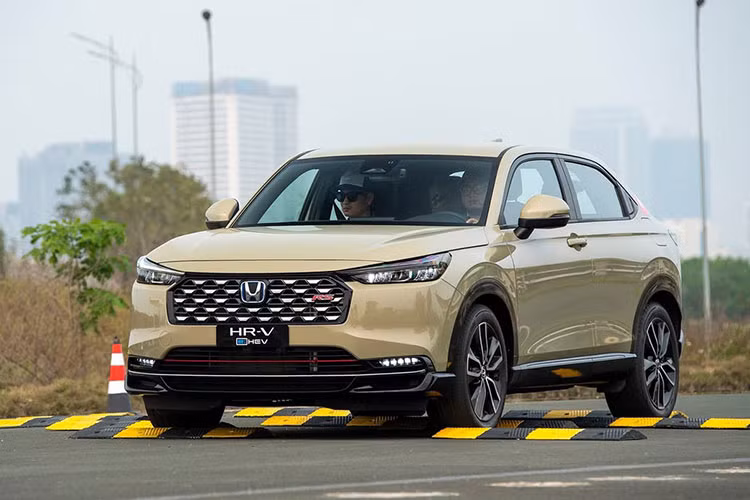 Lua chon Honda HR-V e:HEV RS 2025 hay Toyota Yaris Cross HEV?