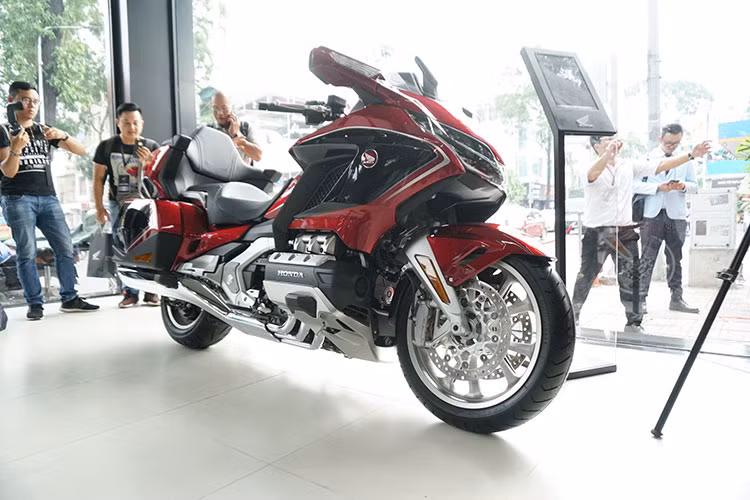 Honda Gold Wing - 1,2 tỷ đồng: Chiếc Gold Wing được phân phối là phiên bản mới nhất, có giá bán cao nhất trong dải sản phẩm xe máy của Honda tại Việt Nam. Nó có mức giá ngang với một chiếc Honda Accord. Xe sử dụng nhiều công nghệ hiện đại giống ôtô, ví dụ ga tự động, khởi hành ngang dốc, 4 chế độ lái, hệ thống kiểm soát lực xoắn và hộp số ly hợp kép 7 cấp. Động cơ 6 xy-lanh, dung tích 1.833 cc.