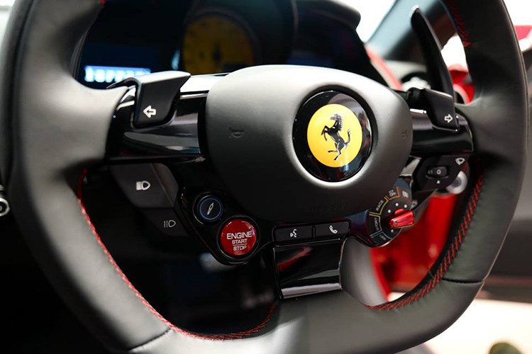 Là mẫu xe kế nhiệm của F12 Berlinetta, Ferrari 812 Superfast được trang bị động cơ hút khí tự nhiên V12, dung tích 6.5 lít, cho ra 789 mã lực và mô-men xoắn cực đại 718Nm, động cơ này được ghép nối với hộp số tự động ly hợp kép 7 cấp cải tiến, giúp siêu xe Ý chỉ mất 2,9 giây để tăng tốc từ 0 - 100 km/h trước khi cán tốc độc tối đa 340 km/h.