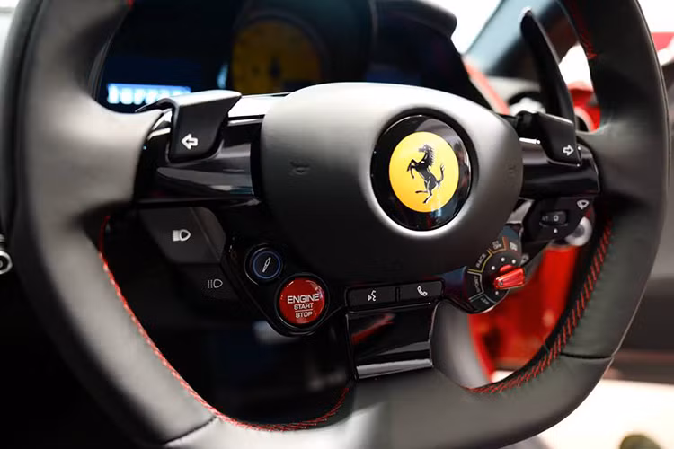 Là mẫu xe kế nhiệm của F12 Berlinetta, Ferrari 812 Superfast được trang bị động cơ hút khí tự nhiên V12, dung tích 6.5 lít, cho ra 789 mã lực và mô-men xoắn cực đại 718Nm, động cơ này được ghép nối với hộp số tự động ly hợp kép 7 cấp cải tiến, giúp siêu xe Ý chỉ mất 2,9 giây để tăng tốc từ 0 - 100 km/h trước khi cán tốc độc tối đa 340 km/h.