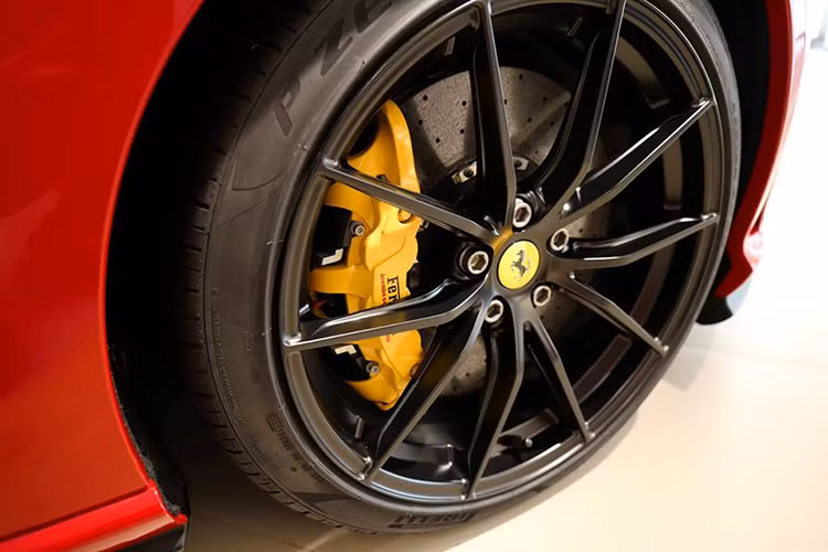 Điểm thú vị cuối cùng trên chiếc siêu xe Ferrari 812 Superfast của đại gia Hồng Kông chính là "dàn chân" siêu nhẹ 5 chấu kép lấy từ mẫu siêu xe hàng hiếm Ferrari F12tdf. La-zăng này sơn màu đen mờ kết hợp cùng kẹp phanh màu vàng nổi bật. Phần đuôi xe không có gì thay đổi so với Ferrari 812 Superfast tiêu chuẩn.