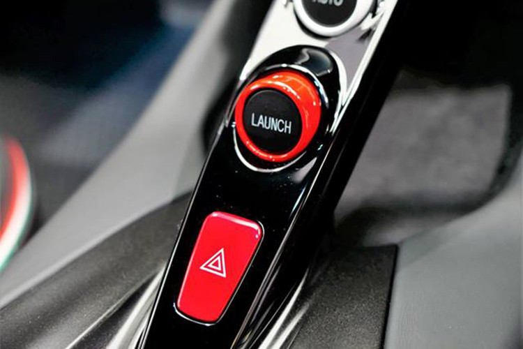 Chưa hết, các chi tiết như viền vô-lăng, cửa gió điều hoà, bệ trung tâm điều khiển hay bệ cần số đều được sơn đen bóng Piano Black rất cá tính và nổi bật. 2 chi tiết này chính là do bộ phận cá nhân hoá Tailor Made thực hiện cho khoang lái siêu xe Ferrari 812 Superfast của đại gia Hồng Kông.