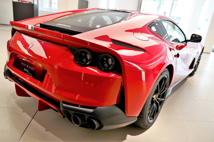 Ở ngoại thất, đại gia Hồng Kông lựa chọn màu sơn đỏ Rosso Corsa Metallic cho chiếc siêu xe Ferrari 812 Superfast này. Nhìn màu sắc này không khác gì mấy so với những chiếc Ferrari 812 Superfast tiêu chuẩn. Tuy nhiên, điểm nhấn chính là màu sơn đỏ của chiếc Ferrari 812 Superfast này óng ánh theo kim loại rất nổi bật.