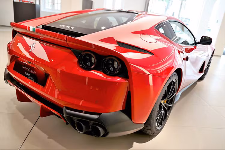 Ở ngoại thất, đại gia Hồng Kông lựa chọn màu sơn đỏ Rosso Corsa Metallic cho chiếc siêu xe Ferrari 812 Superfast này. Nhìn màu sắc này không khác gì mấy so với những chiếc Ferrari 812 Superfast tiêu chuẩn. Tuy nhiên, điểm nhấn chính là màu sơn đỏ của chiếc Ferrari 812 Superfast này óng ánh theo kim loại rất nổi bật.