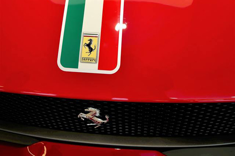 Ngoài ra, các nghệ nhân tại chương trình cá nhân hoá Tailor Made đã mang đến cho chiếc siêu xe Ferrari 812 Superfast của đại gia Hồng Kông 1 đường sọc phối 3 màu là xanh lá cây Verde Bandiera, trắng Bianco Avus và đỏ Rosso Bandiera tượng trưng cho Quốc kỳ Ý kéo dài từ nắp capô, lên trần và kết thúc ở đuôi xe.