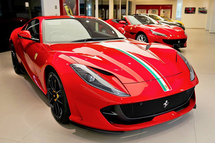 Được biết, giá siêu xe Ferrari 812 Superfast sở hữu các thiết bị tùy chọn với Tailor Made được bán ra khoảng 5,318 triệu đô la Hồng Kông (tương đương khoảng 15,71 tỷ đồng). Nếu tính luôn cả thuế và chi phí lăn bánh, chiếc Ferrari 812 Superfast Tailor Made này có giá gần 7 triệu đô la Hồng Kông (khoảng 21 tỷ đồng).