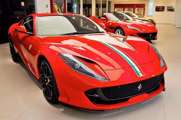 Được biết, giá siêu xe Ferrari 812 Superfast sở hữu các thiết bị tùy chọn với Tailor Made được bán ra khoảng 5,318 triệu đô la Hồng Kông (tương đương khoảng 15,71 tỷ đồng). Nếu tính luôn cả thuế và chi phí lăn bánh, chiếc Ferrari 812 Superfast Tailor Made này có giá gần 7 triệu đô la Hồng Kông (khoảng 21 tỷ đồng).