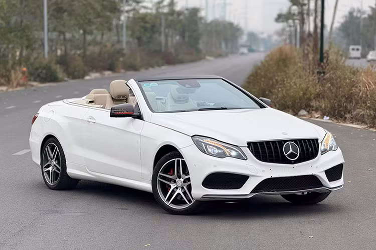 Chiếc Mercedes-Benz E 400 AMG Cabriolet đời 2015 đang rao bán trên sàn xe cũ Việt đặc biệt này, không chỉ nằm ở phiên bản mui trần mà còn ở sự hiếm hoi của dòng E400 AMG Cabriolet tại Việt Nam. Ngoại thất xe được sơn màu trắng chủ đạo kết hợp với mui vải màu đen khá bắt mắt.