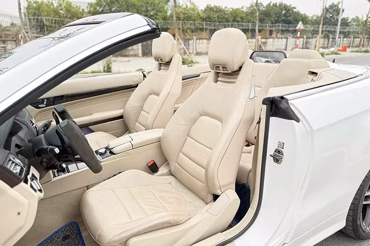 Chiếc vô lăng mới được ốp sợi carbon, bọc da lộn, với phần cạnh trên được cắt phẳng. Thiết kế này không chỉ mang lại vẻ thể thao mà còn tạo sự độc đáo cho chiếc E 400. Tuy nhiên, việc thay đổi cấu trúc vô lăng có thể ảnh hưởng đến độ an toàn khi đánh lái, đặc biệt trong các tình huống khẩn cấp.