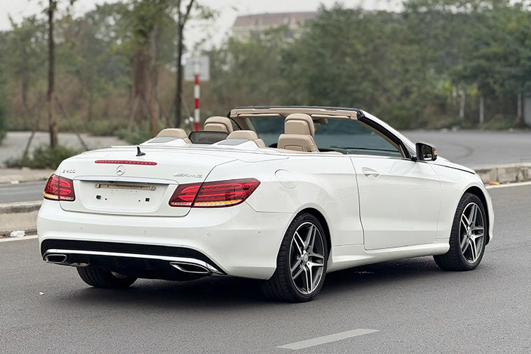 Dù đã gần 10 năm tuổi, lớp sơn bên ngoài của chiếc Mercedes-Benz E400 AMG Cabriolet 2015 mui trần này vẫn bóng bảy và giữ được vẻ ngoài sang trọng. Tuy nhiên, người mua cần lưu ý vì xe cũ có thể đã được tân trang để tạo ấn tượng tốt hơn khi rao bán.