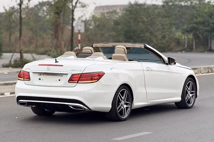 Dù đã gần 10 năm tuổi, lớp sơn bên ngoài của chiếc Mercedes-Benz E400 AMG Cabriolet 2015 mui trần này vẫn bóng bảy và giữ được vẻ ngoài sang trọng. Tuy nhiên, người mua cần lưu ý vì xe cũ có thể đã được tân trang để tạo ấn tượng tốt hơn khi rao bán.