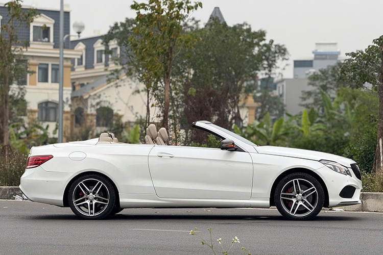 Ngoài ra, khách hàng khi mua xe sang Mercedes-Benz E400 AMG Cabriolet khi mới có thể tùy chọn mui vải màu đỏ để tăng phần cá nhân hóa. Một số chi tiết như lưới tản nhiệt và gương chiếu hậu đã được chủ cũ tinh chỉnh, tạo sự khác biệt so với bản nguyên gốc.