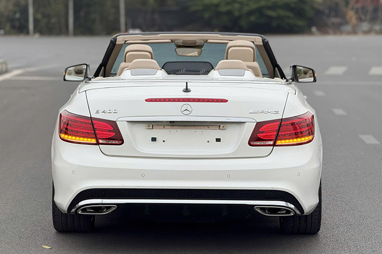 So với phiên bản sedan 4 chỗ thông thường, biến thể mui trần có số lượng rất ít trên thị trường do mức giá xe Mercedes-Benz E 400 AMG Cabriolet 2015 khi mua mới năm 2014 lên tới 3,6 tỷ đồng, cao hơn hẳn phiên bản sedan với giá hơn 2,9 tỷ đồng.