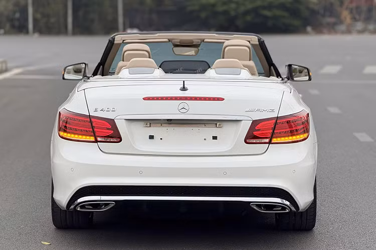 So với phiên bản sedan 4 chỗ thông thường, biến thể mui trần có số lượng rất ít trên thị trường do mức giá xe Mercedes-Benz E 400 AMG Cabriolet 2015 khi mua mới năm 2014 lên tới 3,6 tỷ đồng, cao hơn hẳn phiên bản sedan với giá hơn 2,9 tỷ đồng.