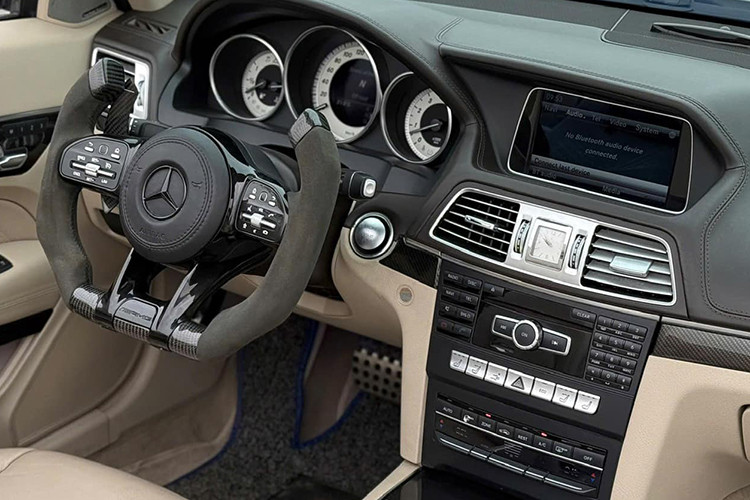 Mercedes-Benz E 400 AMG Cabriolet 2015 được trang bị động cơ V6 dung tích 3.0L, sản sinh công suất cực đại 333 mã lực và mô-men xoắn 480 Nm. Nhờ đó, xe có thể tăng tốc từ 0-100 km/h trong 5,3 giây – con số ấn tượng cho một mẫu xe mui trần.