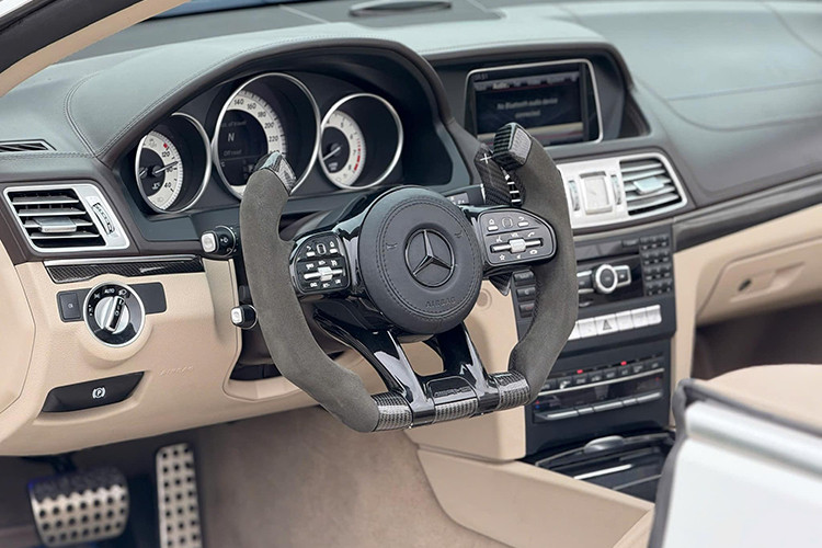 Bên trong cabin, nội thất vẫn giữ tông màu be chủ đạo, mang lại cảm giác sáng sủa và sạch sẽ. Dẫu vậy, các ghế ngồi đã xuất hiện những vết nhăn – dấu hiệu không thể tránh khỏi với một chiếc xe đã lăn bánh hơn 60.000 km. Điểm nhấn đặc biệt nằm ở phần vô lăng được độ lại theo phong cách xe đua F1.