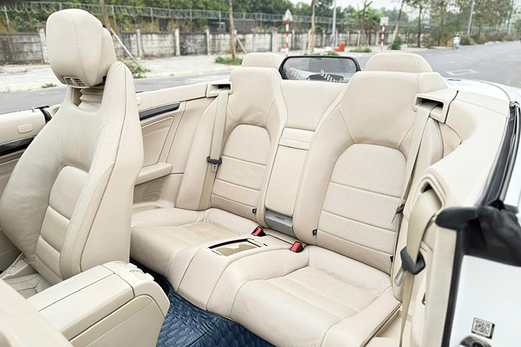 Mercedes-Benz E400 AMG Cabriolet mui trần dù đã 10 năm tuổi vẫn được trang bị nhiều tiện nghi cao cấp như điều hòa tự động hai vùng, ghế chỉnh điện tích hợp sưởi ấm và hệ thống thổi hơi ấm cổ AIRSCARF, cùng dàn âm thanh Harman Kardon chất lượng cao.