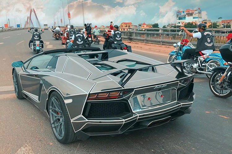 Siêu xe Lamborghini Aventador LP700-4 mui trần của một doanh nhân trong lĩnh vực buôn bán đồ điện tử xa xỉ cũng góp mặt trong dàn xe này.