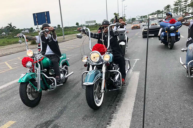 Dàn xe môtô phân khối lớn với những chiếc Harley-Davidson được độ "tay lái khỉ" cùng những chi tiết được thiết kế mang phong cách cá nhân hoá của từng người, đầy độc đáo và cá tính dẫn đoàn rước dâu.