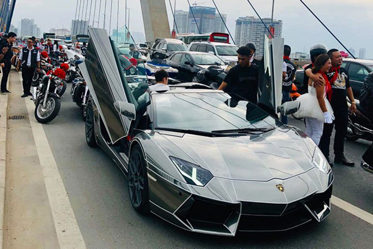 Lamborghini Aventador LP700-4 Roadster vẫn sử dụng động cơ V12, dung tích 6,5 lít, sản sinh công suất tối đa 700 mã lực và mô-men xoắn cực đại 690 Nm. Sức mạnh được truyền tới cả bốn bánh thông qua hộp số tự động 7 cấp ISR, nhờ đó, Aventador mui trần có thể tăng tốc từ 0-100 km/h trong 2,9 giây trước khi đạt vận tốc tối đa 349 km/h.