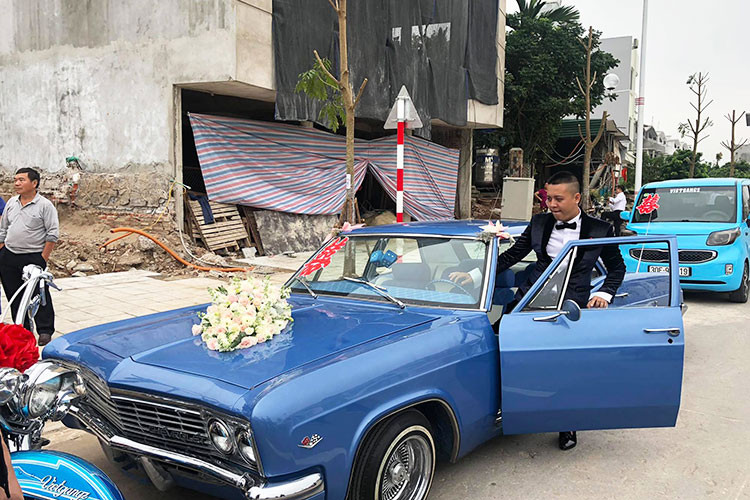 Vào chiều hôm qua, ngày 27/10/2018, đám rước dâu của mộ biker Hà thành đã gây không ít sự chú ý khi quy tụ hàng loạt môtô phân khối lớn hàng "khủng", nhưng đông đảo nhất là dàn môtô Harley-Davidson, bộ đôi Chevrolet Camaro, siêu xe Lamborghini Aventador LP700-4 mui trần và những chiếc ôtô độ độc đáo.