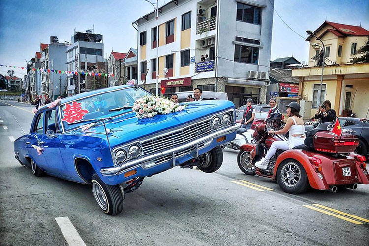 Một chiếc Chevrolet Biscayne "hàng hiếm" sản xuất năm 1966 đã được độ lại hệ thống treo và cơ khí để phù hợp với phong cách chơi Lowrider (lái thấp) vốn thịnh hành ở Mỹ từ thập niên 60 của thế kỷ trước cũng xuất hiện đầy phong cách trong lễ rước dâu tại Hà Nội.
