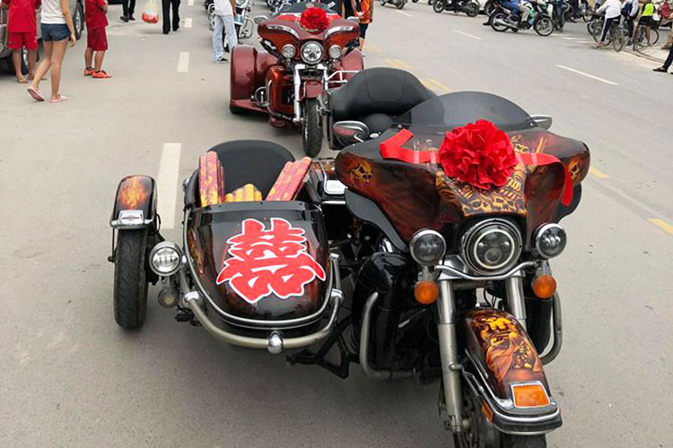 Dàn xe môtô Harley-Davidson với đủ mọi chủng loại phong cách đặc biệt được dọn rửa, đánh bóng sạch sẽ xếp thành hai hàng ngay ngắn cùng sự hỗ trợ của những người bạn đam mê "xế nổ" chuẩn bị cho lễ rước dâu.