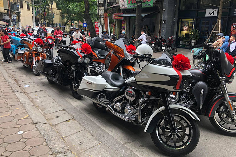 Màn rước dâu độc đáo cũng được trợ giúp từ phía những người bạn chơi xe, chắc chắn đây sẽ là một kỷ niệm "nhớ đến già" của cặp đôi này.