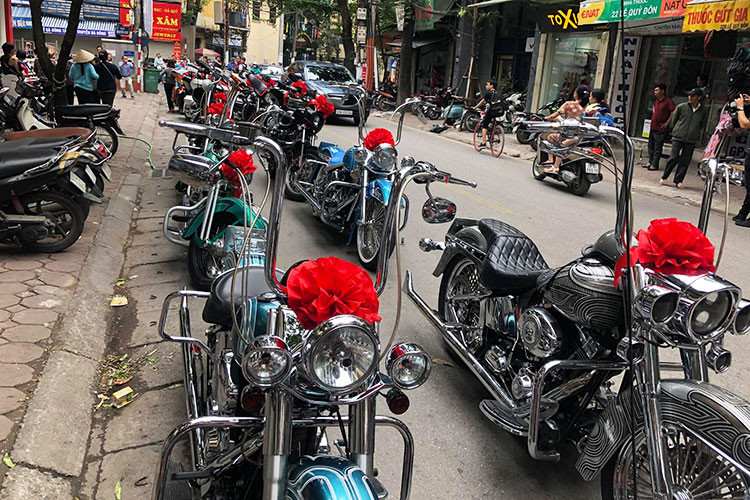 Với màn rước dâu ấn tượng với hàng lối chỉnh tề và an toàn trên những tuyến phố Hà Nội, đám cưới này được xem là khá ấn tượng trong mắt những người yêu xe cũng như những người dân tham gia giao thông.