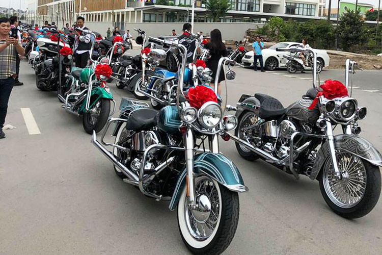 Được biết trong đám cưới này, chú rể là một biker khá nổi tiếng tại Việt Nam với biệt danh - Đức tào phớ. Anh là người đam mê xe môtô phân khối lớn (PKL), đặc biệt là dòng xe môtô Harley-Davidson.