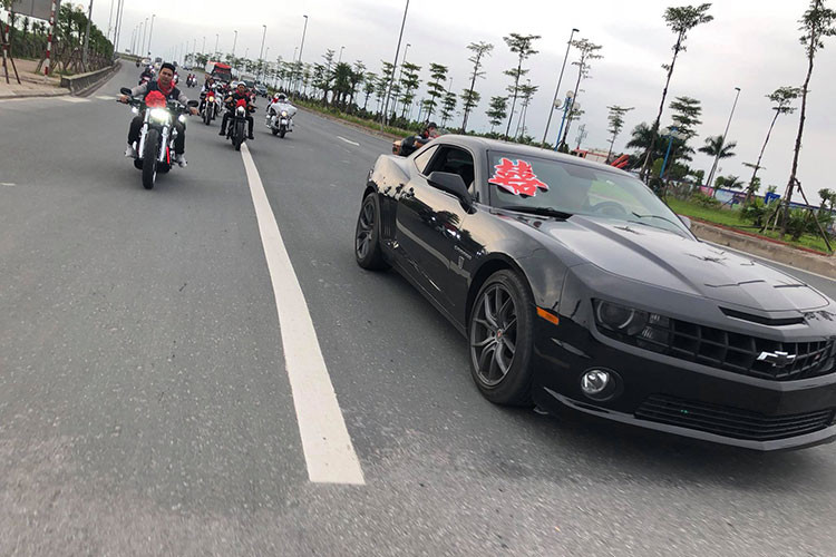 Một chiếc Chevrolet Camaro màu đen khác với ngoại hình "zin" cũng xuất hiện trong đoàn rước dâu. Chưa hết, trong đoàn xe này còn có chiếc xe sang thể thao Lexus IS250c mui trần cũng được độ body kit hầm hố.