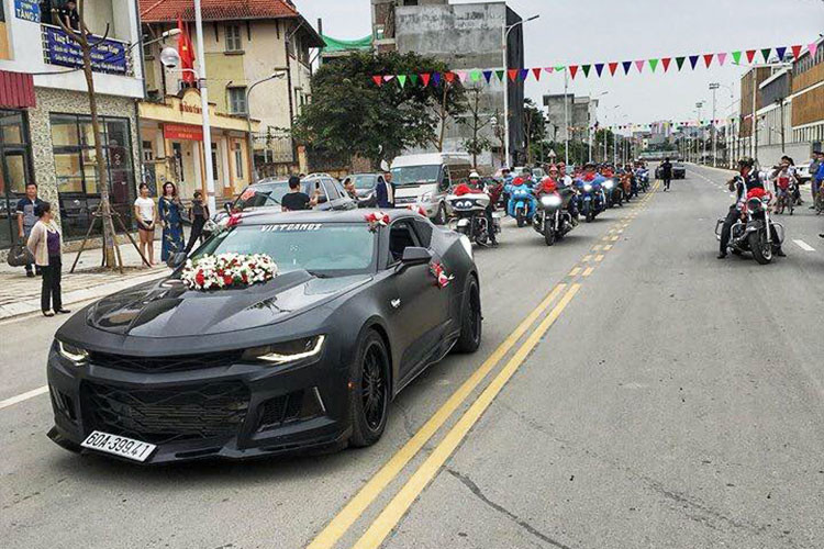 Chiếc xe cơ bắp Chevrolet Camaro tham dự trong đoàn xe rước dâu tại Hà Nội đeo biển kiểm soát Đồng Nai thuộc đời 2017, ngoại hình xe được độ lên bản ZL1 2018 bao gồm lưới tản nhiệt, nắp capô, cản va trước và các khe hốc gió thiết kế hung hãn hơn.