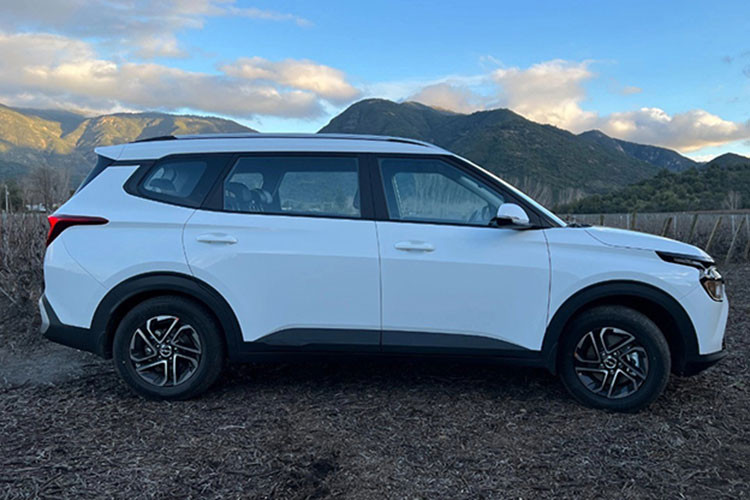 Khác với Hyundai Stargazer, Kia Carens 2023 tại Việt Nam không phải là một mẫu xe hoàn toàn mới. Carens lần đầu ra mắt thị trường Việt vào năm 2007 nhưng đến năm 2016 đã bị “khai tử” để thay thế bằng Kia Rondo. Tuy nhiên cho đến thời điểm hiện tại, Kia Rondo đã “chìm sâu” trong phân khúc MPV cỡ nhỏ nên THACO đã quyết định vực dậy Kia Carens bằng phiên bản mới nhất.