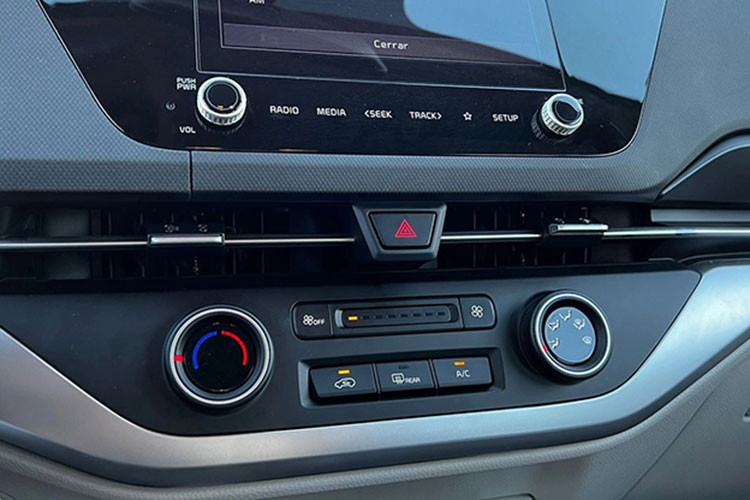 Hiện vẫn chưa rõ trang bị cũng như động cơ của Kia Carens 2023 sắp mở bán tại Việt Nam nhưng như ở thị trường Ấn Độ, xe có 3 tùy chọn động cơ bao gồm cả máy dầu còn tại Indonesia, mẫu xe này chỉ 2 tùy chọn động cơ xăng.