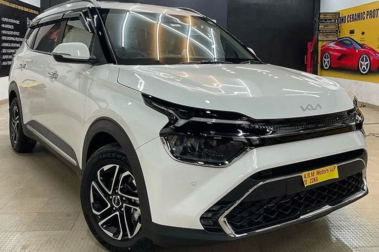 Một số trang bị của Kia Carens 2023 thế hệ mới có thể nhận ra bao gồm cụm đèn pha LED dạng chóa, cảm biến trước và bộ vành theo xe kích thước 16 inch giống thị trường quốc tế. Đuôi xe sẽ có thiết kế đèn hậu nối liền giữa hai bên. Cản dưới được trang trí bằng dải crôm sáng bóng.